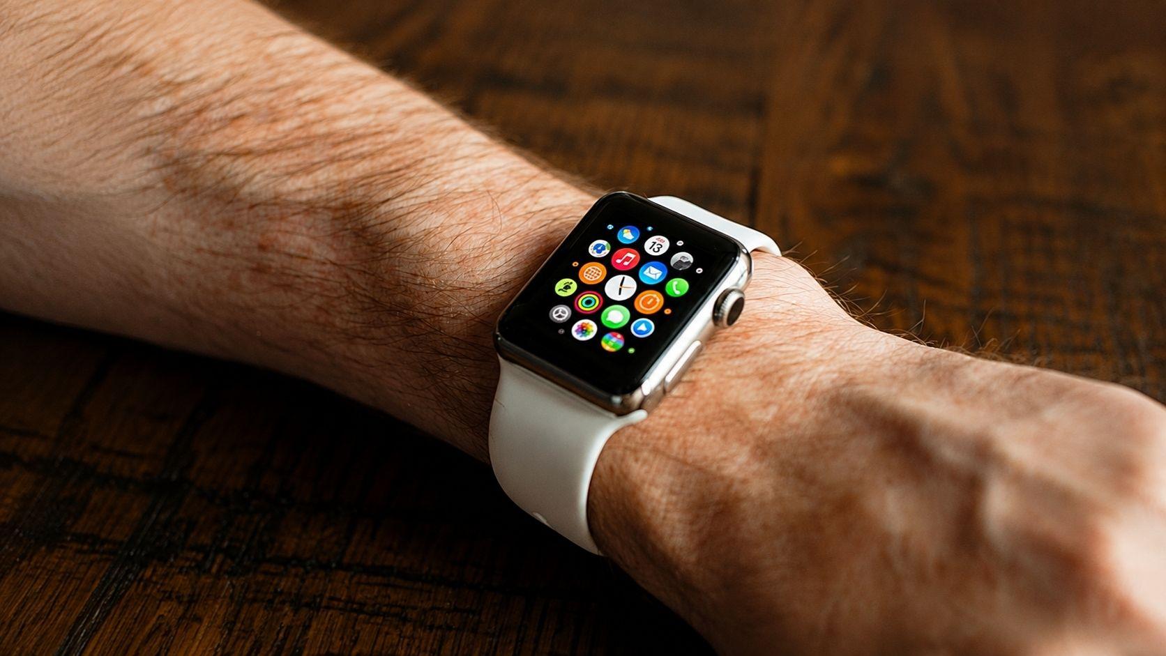 Smart Watch Buying Guide showing a modern smartwatch used for fitness tracking and daily lifestyle